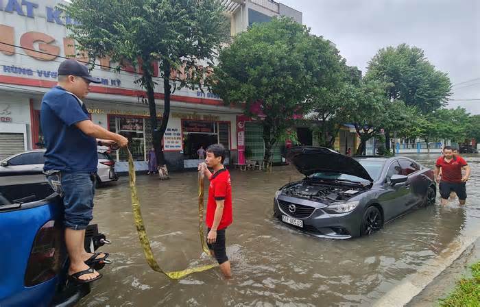 Mưa như trút ở Quảng Nam, ô tô chết máy giữa biển nước