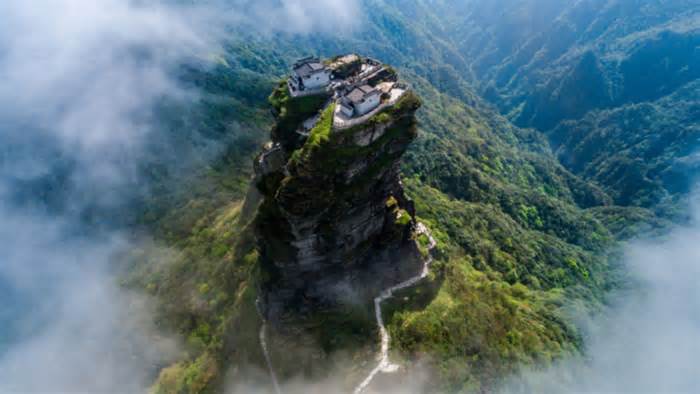 Chùa cổ tọa lạc trên đỉnh núi 2.500 mét ở Trung Quốc, được ví như tiên cảnh hạ giới