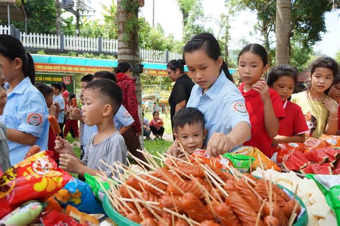 Trung thu của học sinh Làng Nủ, chia kẹo cho những chỗ ngồi đã trống