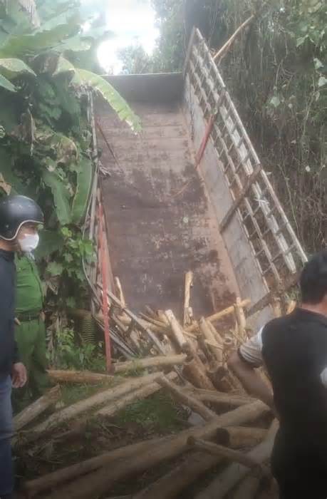 Xe chở keo lao xuống vực ở Quảng Nam, 2 người tử vong