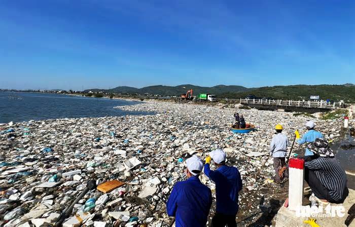 Dọn 400 tấn rác thải, đầm nước mặn Sa Huỳnh sạch đẹp trở lại