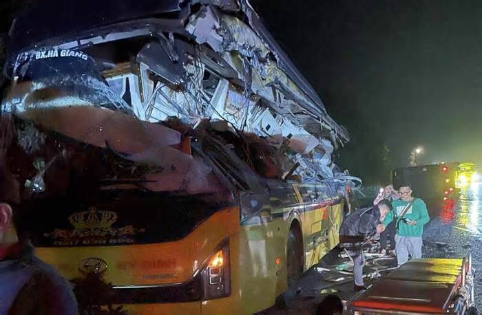 Xuyên đêm giải cứu nạn nhân vụ container đè nát xe giường nằm khiến 5 người tử vong