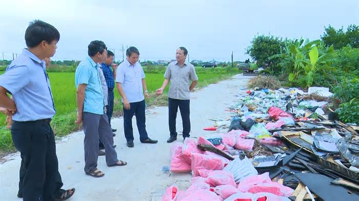 Huyện Quỳnh Phụ xử lý bãi rác ô nhiễm gần quốc lộ 10 sau phản ánh của Báo Lao Động