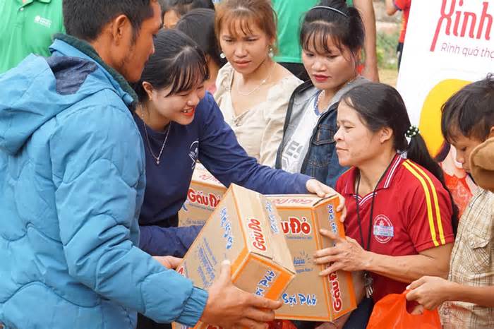 Sinh viên Đà Nẵng chụp ảnh Tết cho trẻ em, tặng quà người dân vùng núi