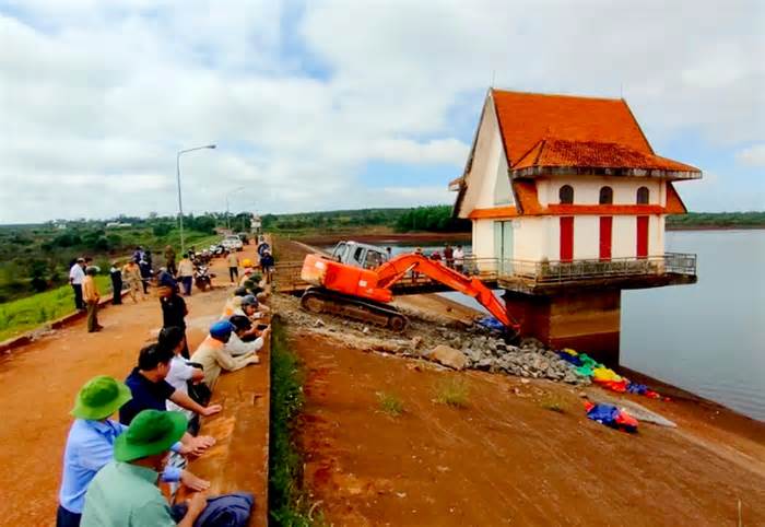 Chuyên gia kiểm tra lỗ thủng trên thân đập thủy lợi ở Gia Lai