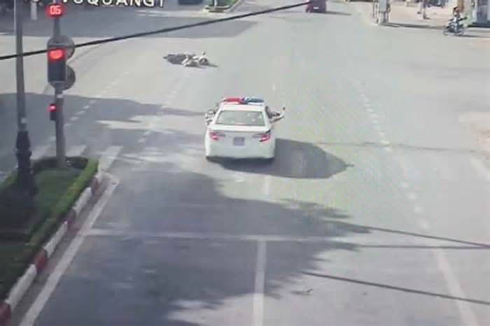 Chiến sĩ cảnh sát kịp thời ngăn vụ tai nạn giao thông giữa người đi đường với xe công vụ