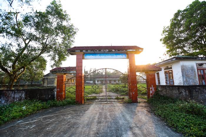 Xót xa hàng loạt trường học bị bỏ hoang, trở thành nơi thả bò ở Hà Tĩnh
