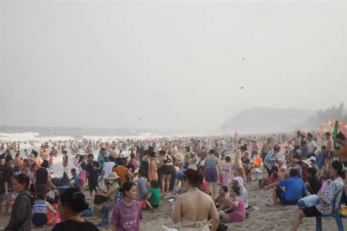 Biển Sầm Sơn kín đặc người trong ngày đầu nghỉ lễ