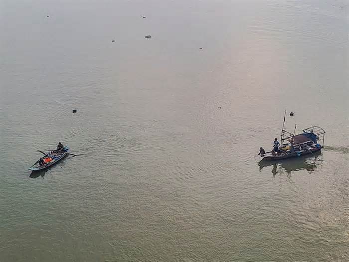 Tìm kiếm 2 nữ sinh nghi nhảy cầu Kinh Dương Vương ở Bắc Ninh