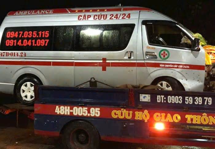 Mất lái, xe cứu thương tự lật ở Đắk Nông khiến một bệnh nhi tử vong