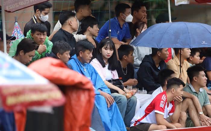 Khán giả ở Tây Nguyên đội mưa xem giải bóng đá 7 người