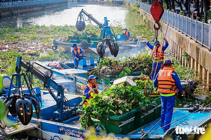 Ngược dòng Nhiêu Lộc - Thị Nghè tìm nguồn thải gây sự cố 100 tấn rác ùn ứ