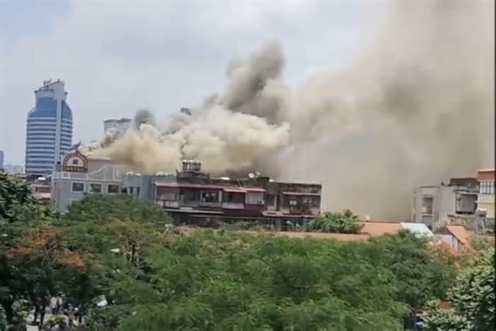Cháy tầng thượng khách sạn Capital Garden ở Hà Nội, cột khói đen bốc cuồn cuộn