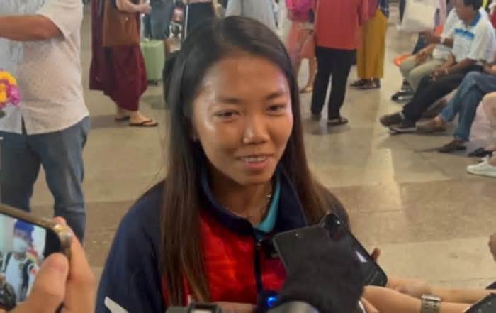 Tuyển nữ Việt Nam về nước, bố mẹ Huỳnh Như vượt 140km đón con gái ở sân bay