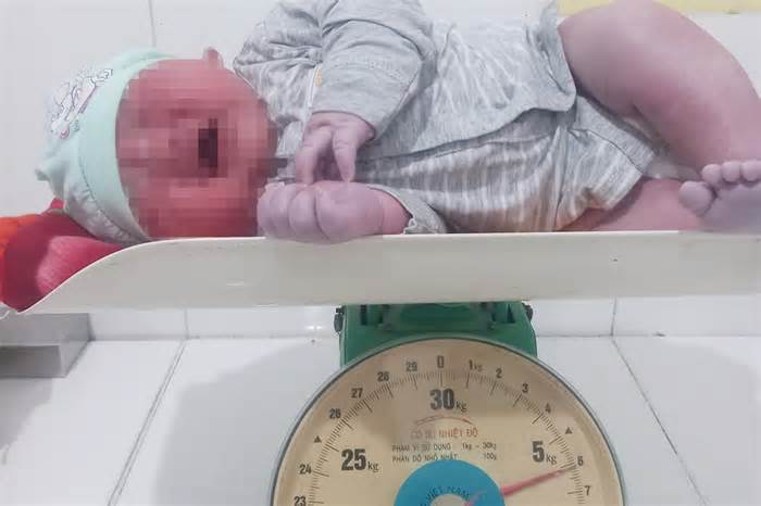 Bé trai chào đời nặng 6kg