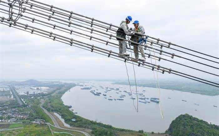 Thợ điện leo dây, kiểm tra đường điện siêu cao áp trên sông Dương Tử