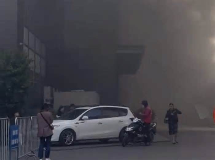 Khói dày đặc phủ kín chung cư tại quận Thanh Xuân, cư dân hoảng hốt