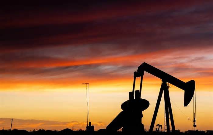 Mỹ tạm nới trừng phạt dầu mỏ Iran, dự kiến đưa 140 triệu thùng ra thị trường toàn cầu, Tehran bác bỏ