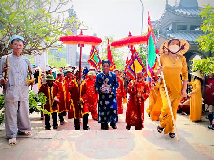 Danh hài Hoài Linh đảm trách chính lễ ở Lễ giỗ Thánh Mẫu Liễu Hạnh