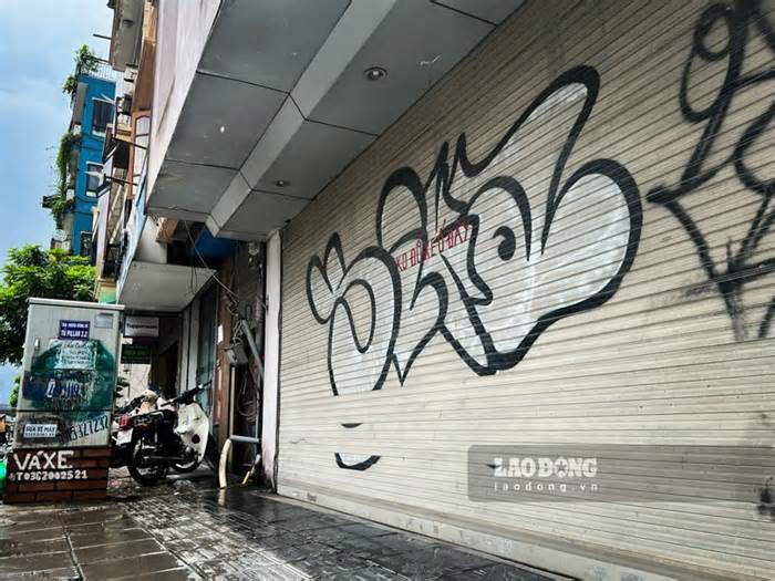 Hàng loạt tường, cửa cuốn bị sơn xịt, vẽ bậy trên một con phố ở Hà Nội