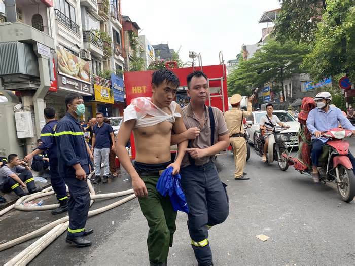 Cháy lớn, khó tiếp cận hiện trường khiến chiến sĩ cứu hỏa ở Khâm Thiên bị bỏng, kiệt sức