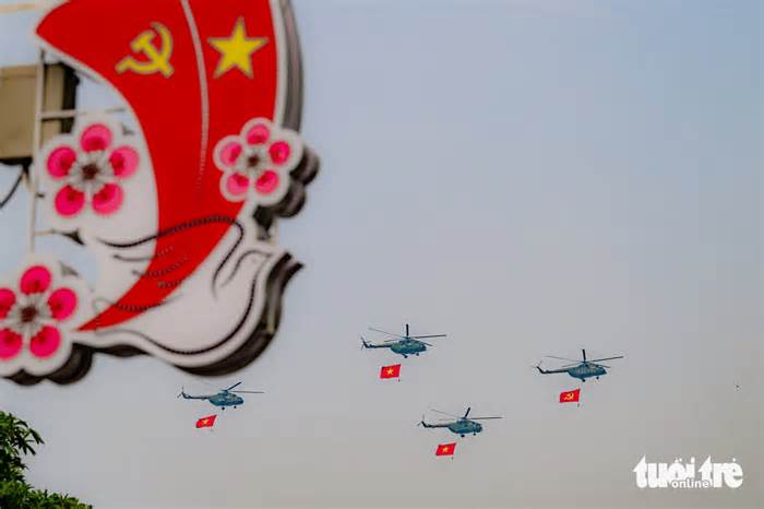 Biên đội trực thăng vũ trang treo cờ tung bay trên bầu trời Điện Biên