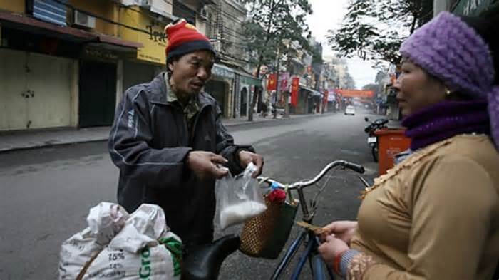 Tại sao 'đầu năm mua muối, cuối năm mua vôi' mà không phải ngược lại?