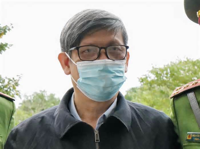Cựu bộ trưởng Y tế Nguyễn Thanh Long tiều tụy khi ra tòa