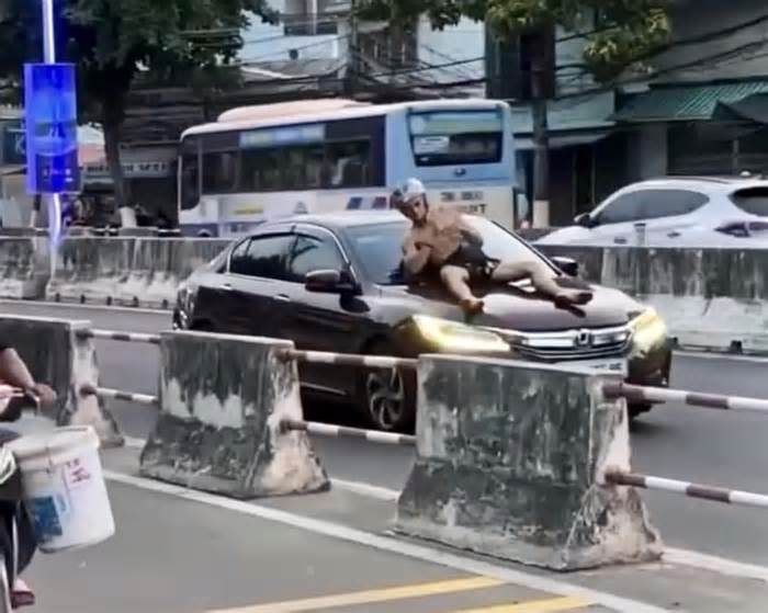 Một người nước ngoài nhảy múa trên đường, đập phá xe ô tô tại Nha Trang