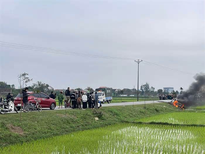 Ô tô bốc cháy ngùn ngụt khi đang di chuyển trên đường