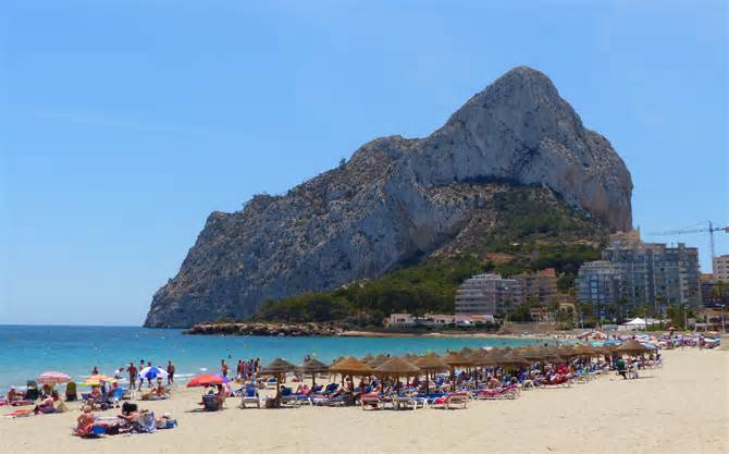 Tây Ban Nha phạt khách 'xí chỗ' trên bãi biển