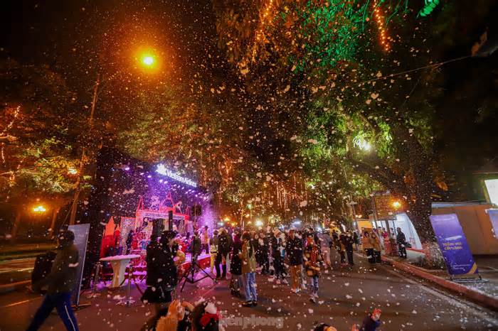 Người dân Hà Nội ngắm tuyết rơi đón Giáng sinh trên phố đi bộ