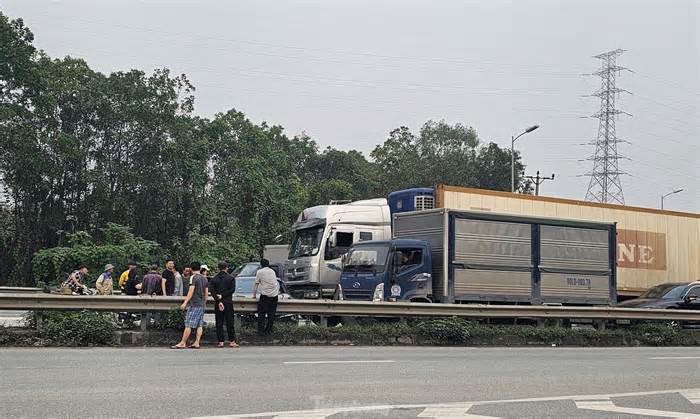 Va chạm với xe tải, xe con quay ngang trên cao tốc Pháp Vân – Cầu Giẽ