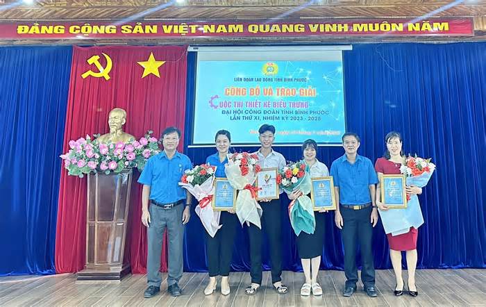 Trao giải thi thiết kế Biểu trưng Đại hội XI Công đoàn tỉnh Bình Phước