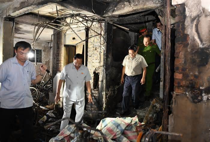 Thủ tướng thị sát hiện trường vụ cháy chung cư mini đặc biệt nghiêm trọng ở Hà Nội