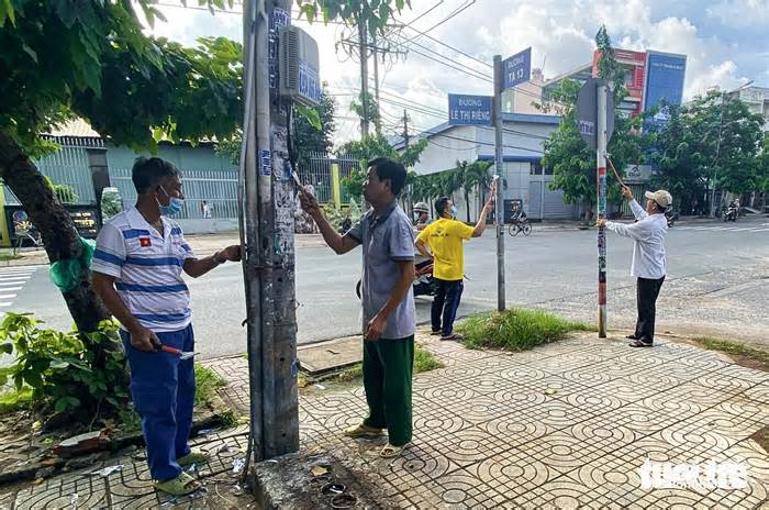 Cả phường ở TP.HCM cùng chung tay bóc quảng cáo dán bậy