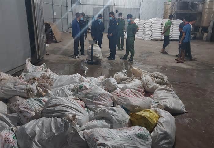 Kiểm tra đột xuất phát hiện hơn 7 tấn lòng lợn bốc mùi hôi thối ở Bắc Ninh