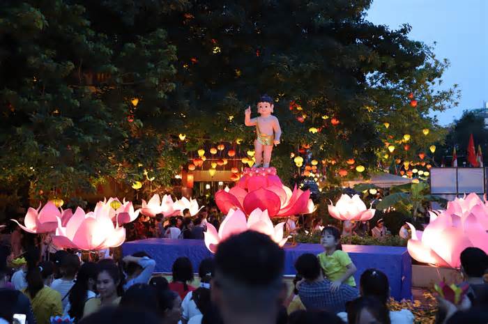 Người dân TPHCM đổ về chùa Pháp Hoa thả hoa đăng mừng Phật đản