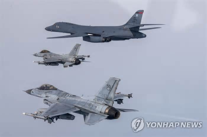 Máy bay Mỹ thả bom thông minh JDAM khi diễn tập với Hàn Quốc