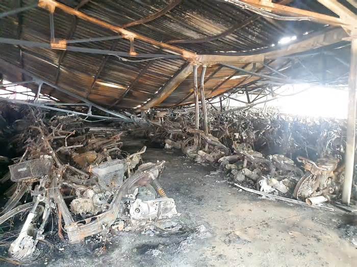 Sinh viên Trường ĐH Hồng Đức bất lực nhìn hơn 100 xe bị thiêu rụi trong trận hỏa hoạn