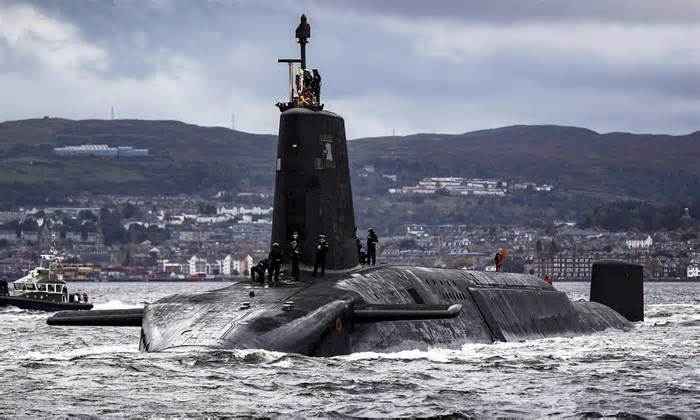 Tàu ngầm hạt nhân chiến lược Anh 'suýt chìm vì hỏng đồng hồ'