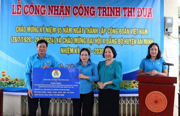 Công đoàn gắn biển công trình Sáng - Xanh - Sạch - Đẹp - An toàn