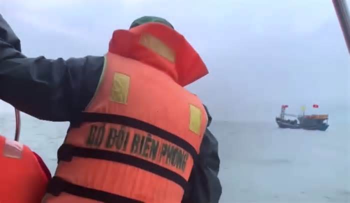 Vụ 2 ngư dân mất tích khi đi câu mực: Tìm thấy thi thể mắc kẹt trong tàu cá bị chìm