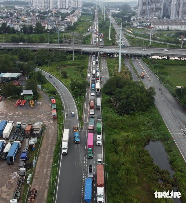 Đường Võ Chí Công ùn ứ sau vụ tai nạn, hàng ngàn xe 'nhích từng chút' khó khăn