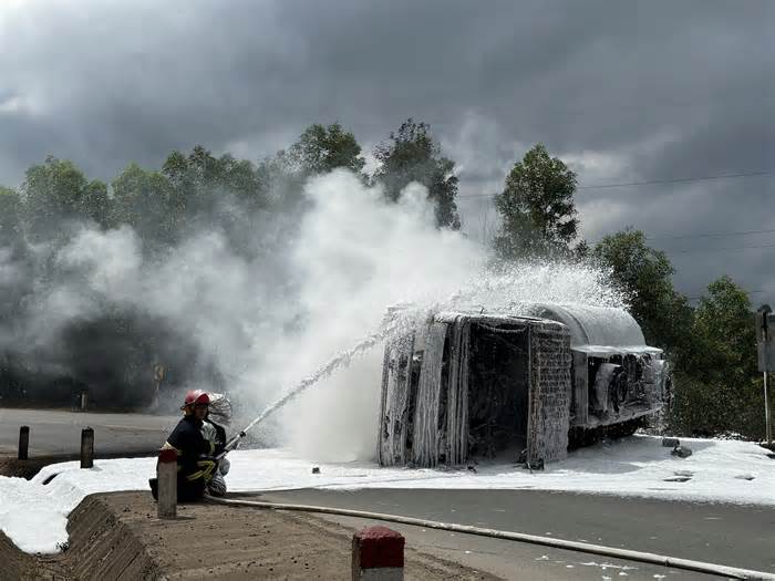 Xe chở gần 12 nghìn lít xăng dầu bốc cháy dữ dội trên Quốc lộ 26