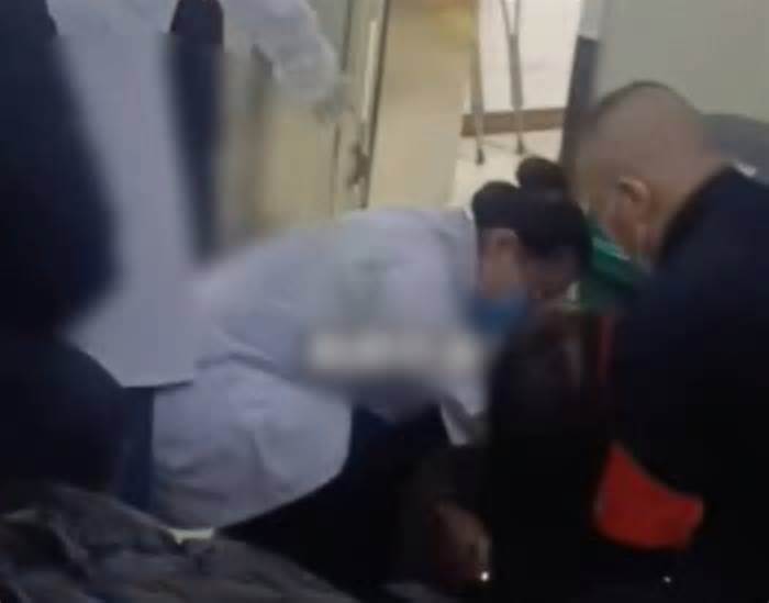 Bị 'chen hàng', người đàn ông ôm chặt bệnh nhân đang đau nặng, ngăn cấp cứu.