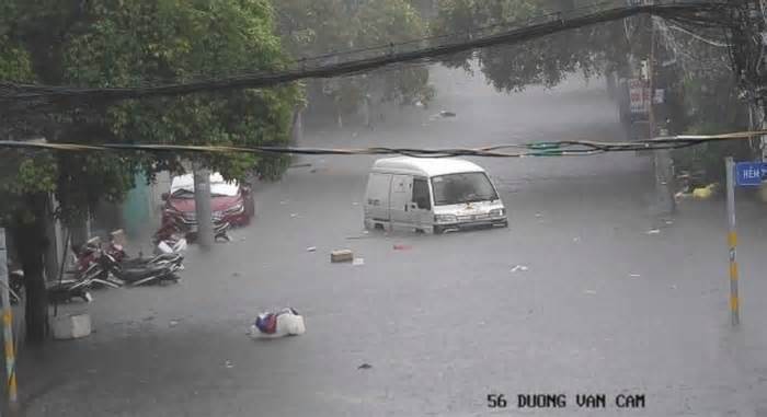 TP.Thủ Đức mưa sầm sập, nước ngập nhiều tuyến đường giờ tan tầm