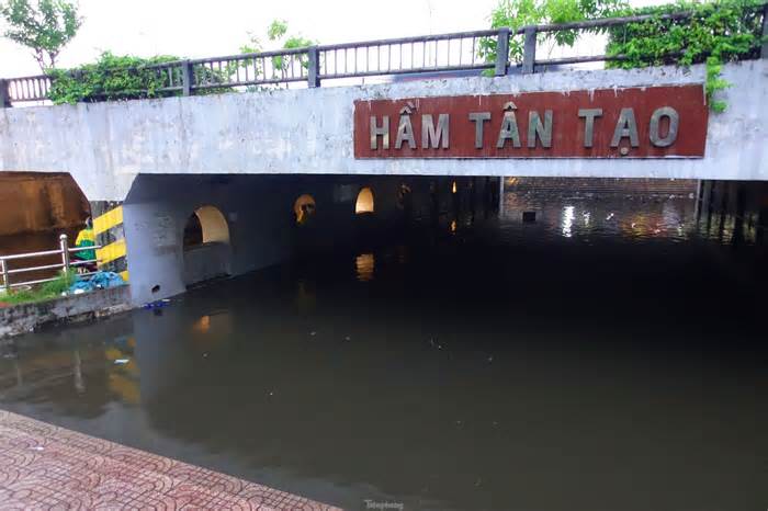 Hầm chui Tân Tạo thất thủ, người dân TPHCM 'khóc' trong cơn mưa
