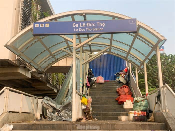 Chuẩn bị đi vào hoạt động, nhà ga tuyến Metro Nhổn - ga Hà Nội vẫn nhếch nhác, ngập rác thải