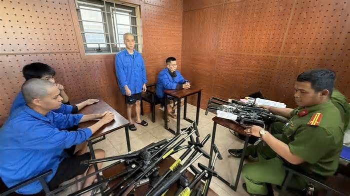 Từ vụ bắt quả tang 'ship' súng tự chế, bóc gỡ đường dây sản xuất vũ khí